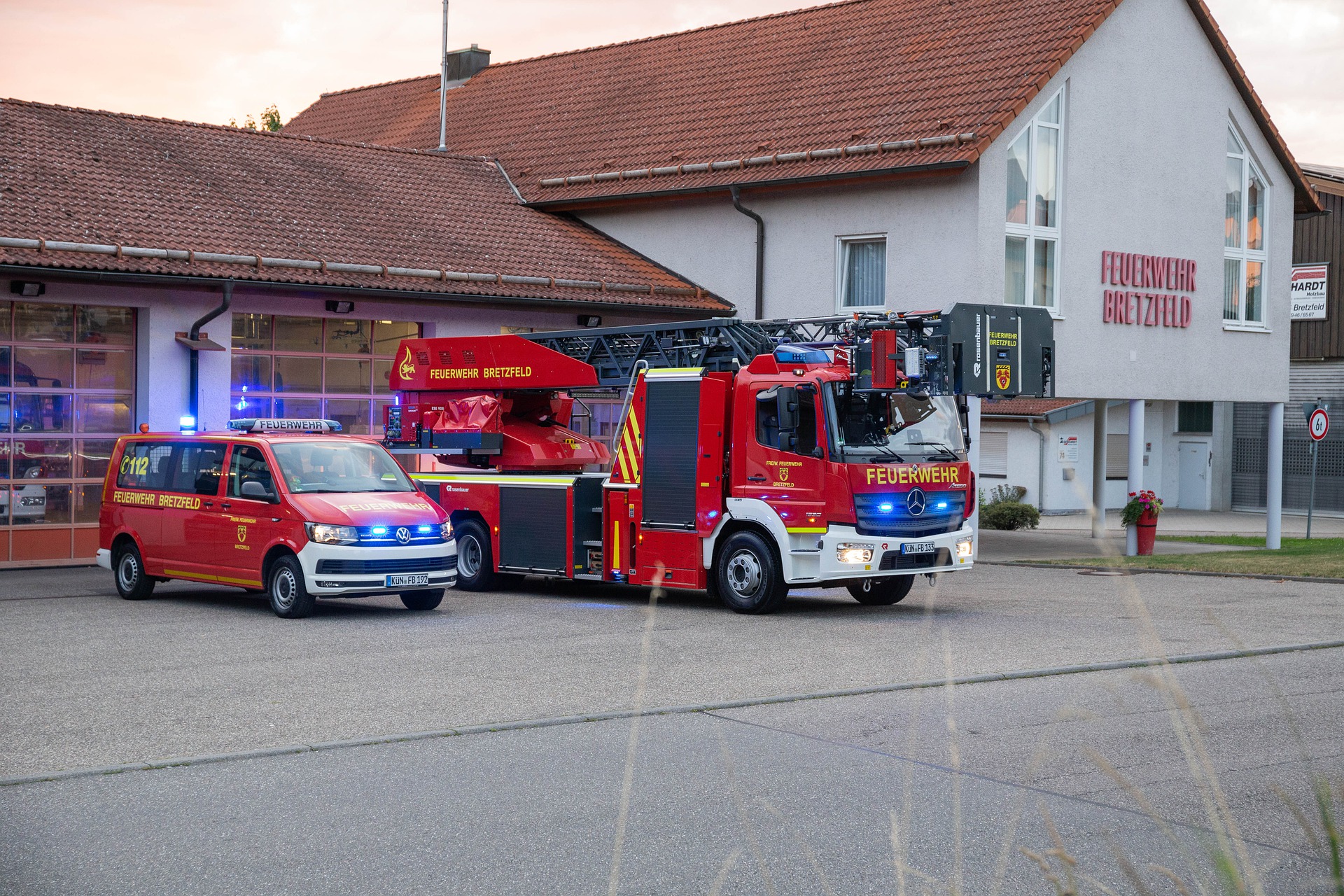 Feuwehrauto_vor_Feuerwachte