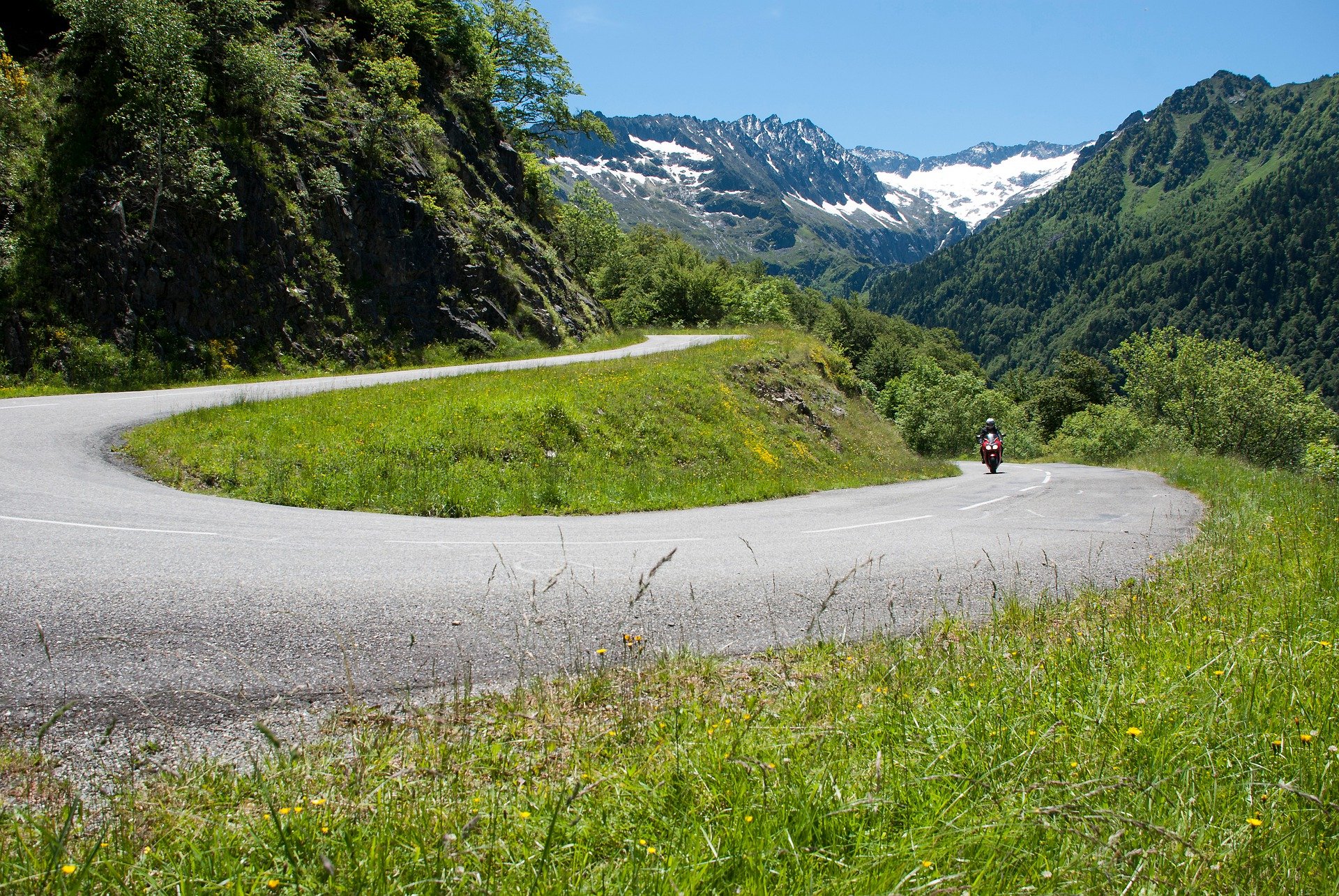 Kurvige_Bergstaße_mit_Motorrad